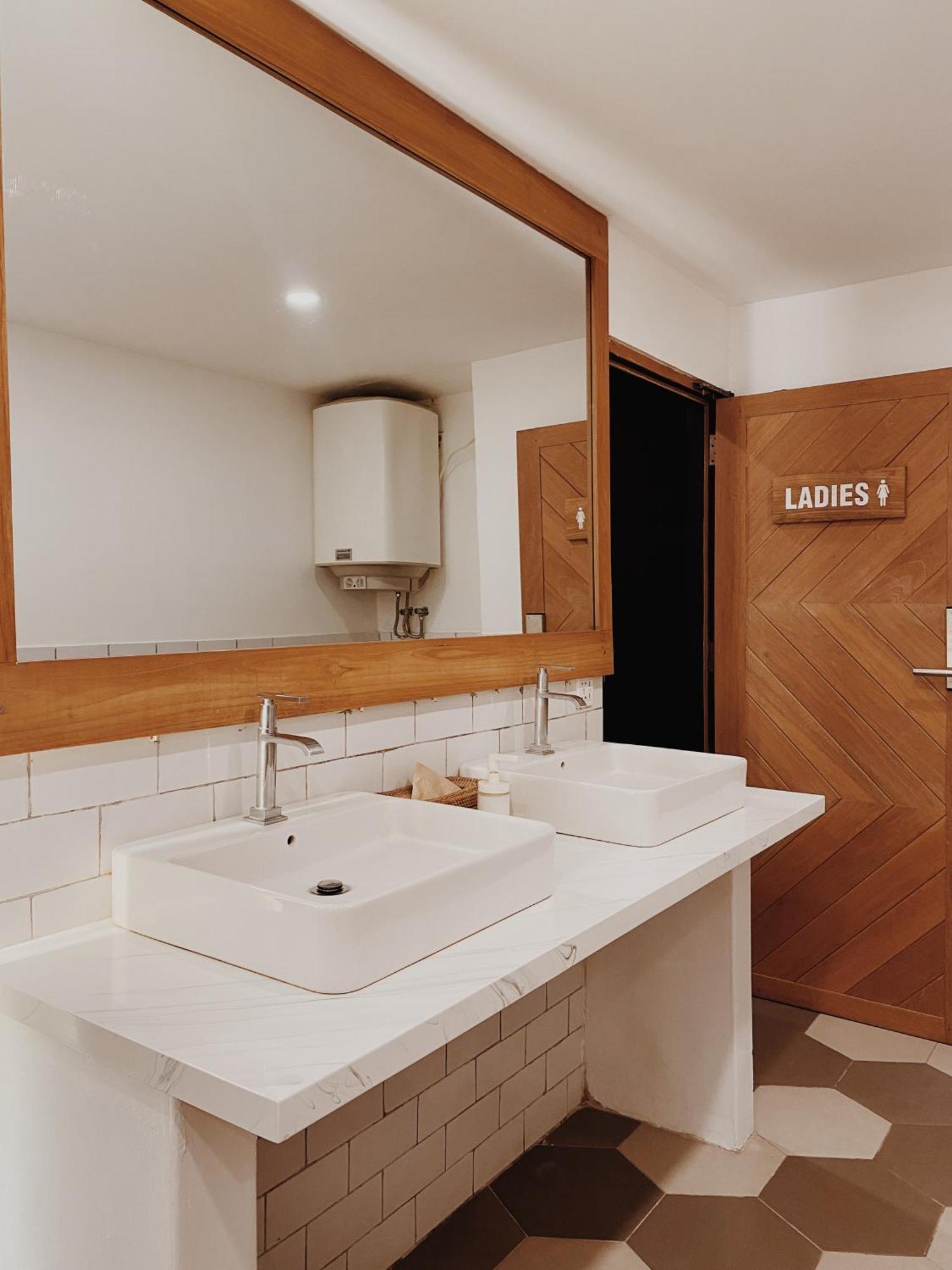 Kos One Hostel Canggu Екстериор снимка
